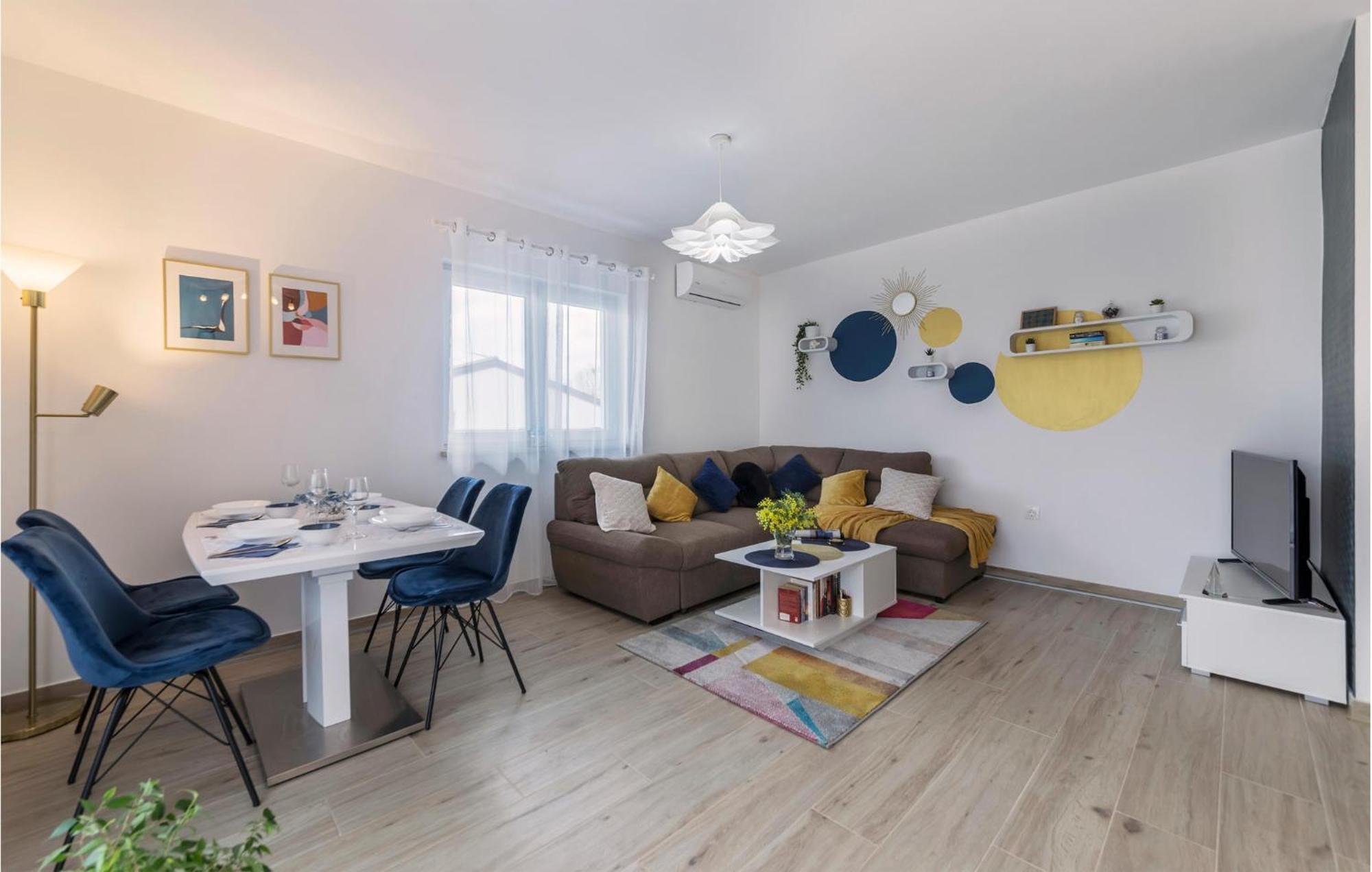 1 Bedroom Amazing Apartment In Peroj Exterior foto