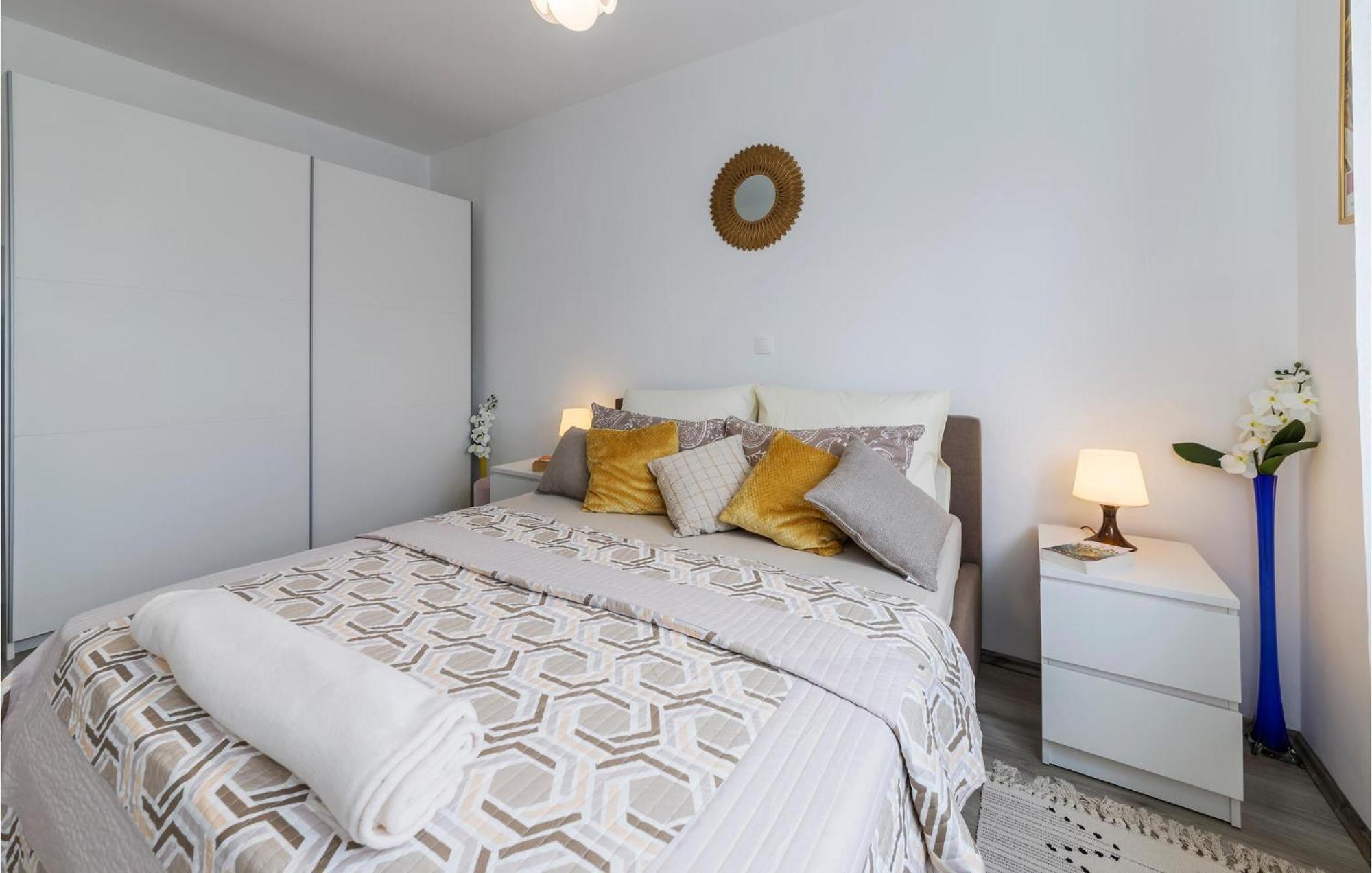1 Bedroom Amazing Apartment In Peroj Exterior foto