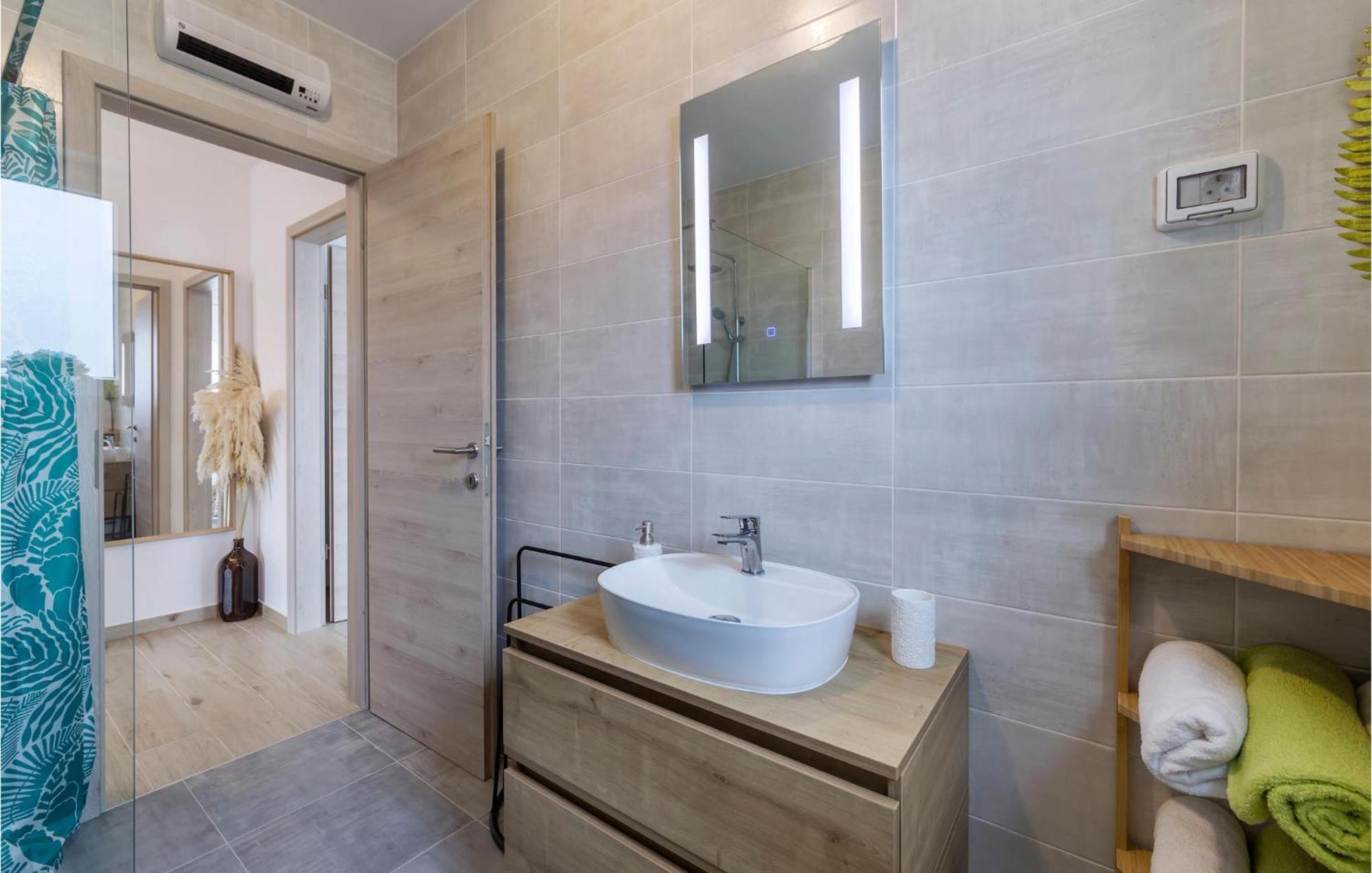 1 Bedroom Amazing Apartment In Peroj Exterior foto